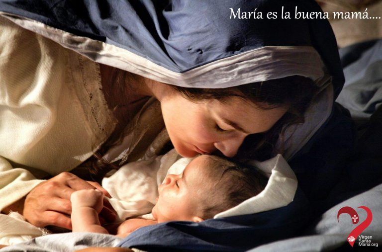 María es la buena mamá, una buena mamá no sólo acompaña a los niños en el crecimiento, sin evitar los problemas, los desafíos de la vida, una buena mamá ayuda también a tomar las decisiones definitivas con libertad.